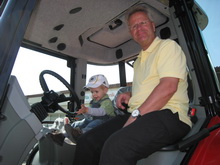 Nik mit dem Opa auf dem Traktor 13.04.2009.