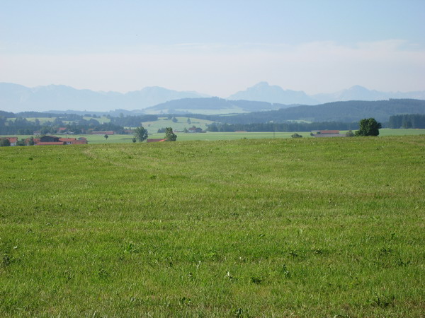 Die kleine Erhebung links vom Suling, das ist der Auerberg (1055m)